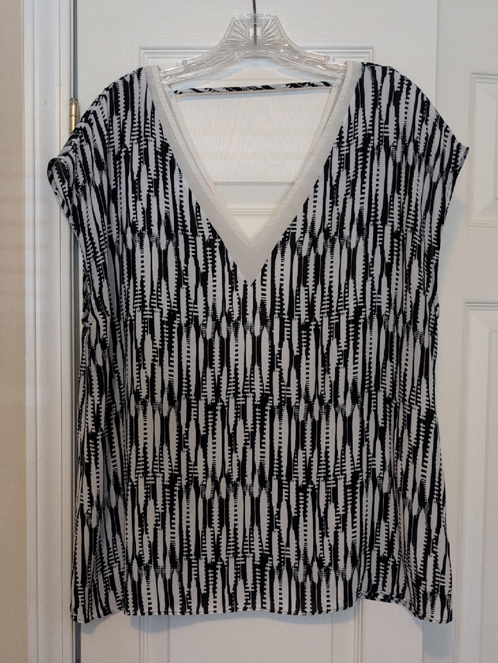 Express Black and White V-Neck Patterned Blouse